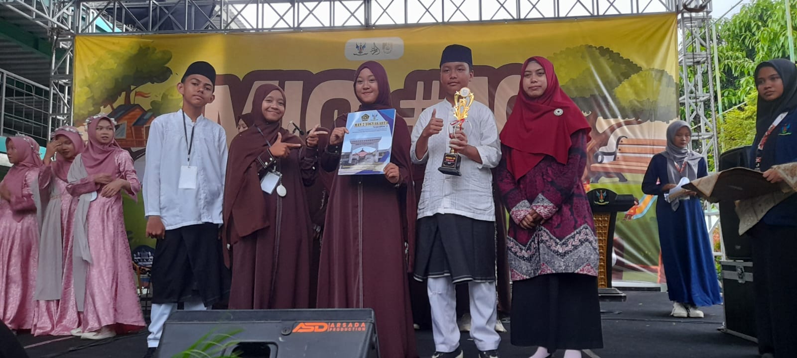 Tim Nasyid MTsN 9 Bantul Raih Juara III Mandaya Islamic Competition X